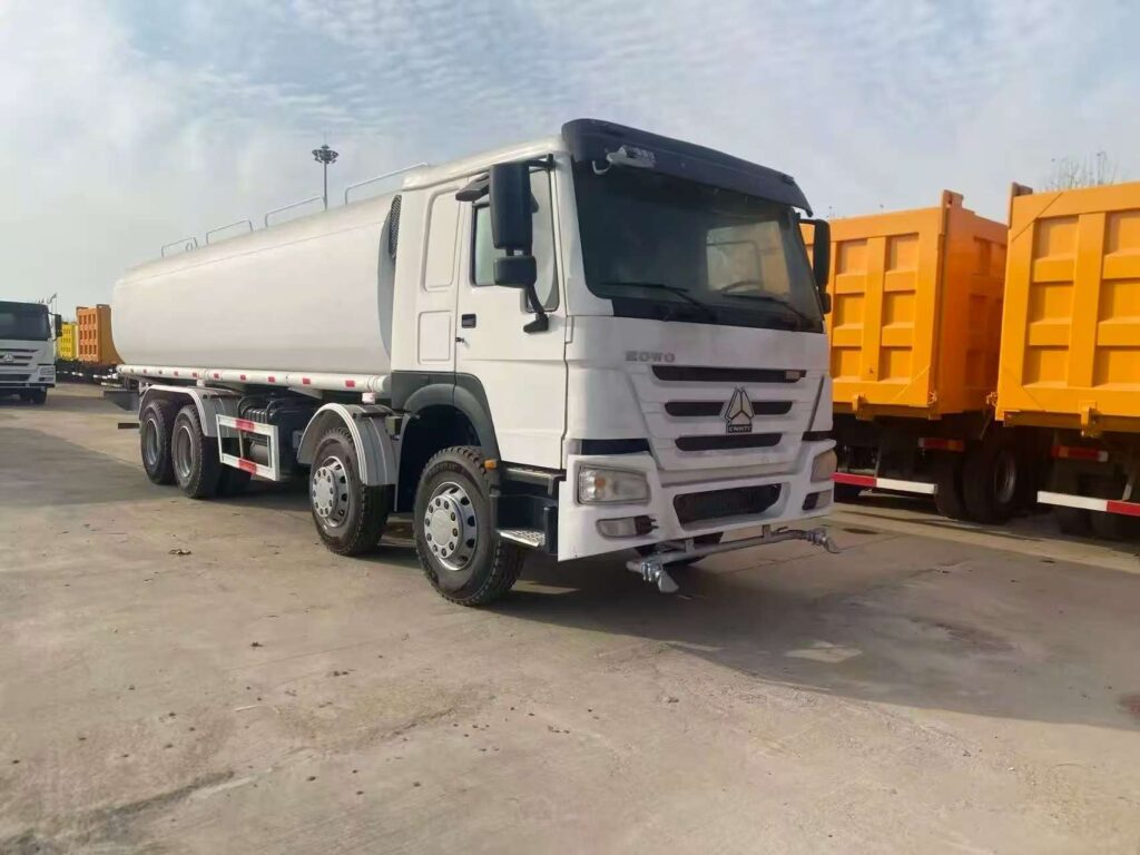 HOWO 8x4 Water Tank Truck ed639bba980f54e8cbe84bc3d01c24d5